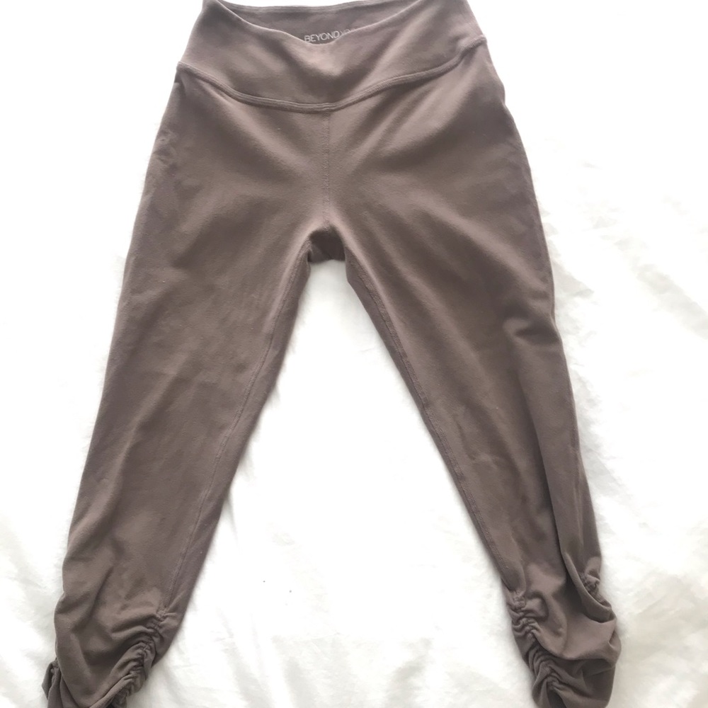 Beyond Yoga Scrunched Capri Leggings Small